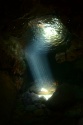 Luz en el fondo de la cueva